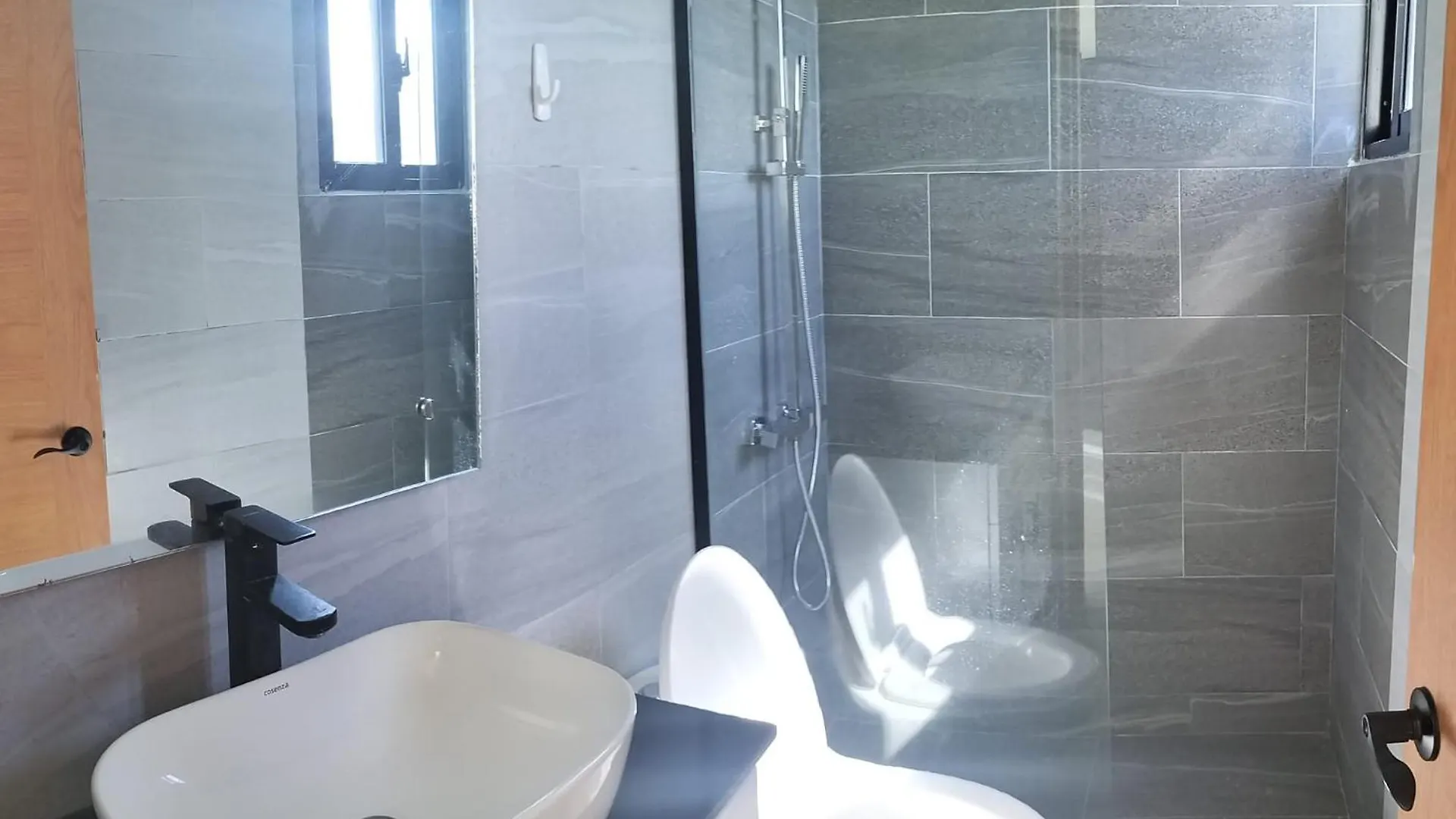 Modern Penthouse With Private Rooftop, Free Parking & Wifi 普拉塔港